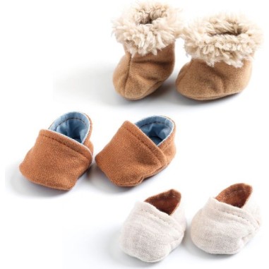 Pomea -Vêtements de poupées - 3 paires de chaussons - Djeco Pomea -Vêtements de poupées - 3 paires de chaussons - Djeco