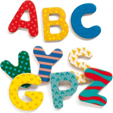 38 lettres en bois - tableau et magnets - Djeco 38 lettres en bois - tableau et magnets - Djeco